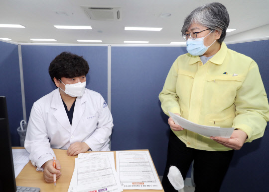 정은경 질병관리청장(오른쪽)이 17일 오전 충북 청주시 흥덕구 하나병원을 방문해 코로나19 백신 접종 현황을 점검하고 있다. [공동취재]